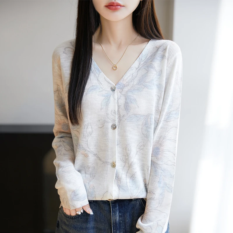 2025新款女士V领针织开衫印染花色设计显瘦百搭时尚气质印花上衣