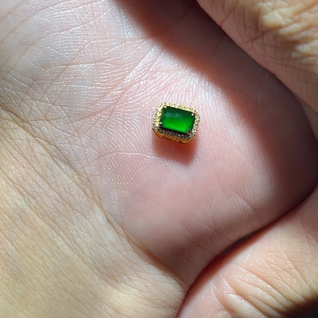 朱***竹翡翠18K金镶嵌颈饰