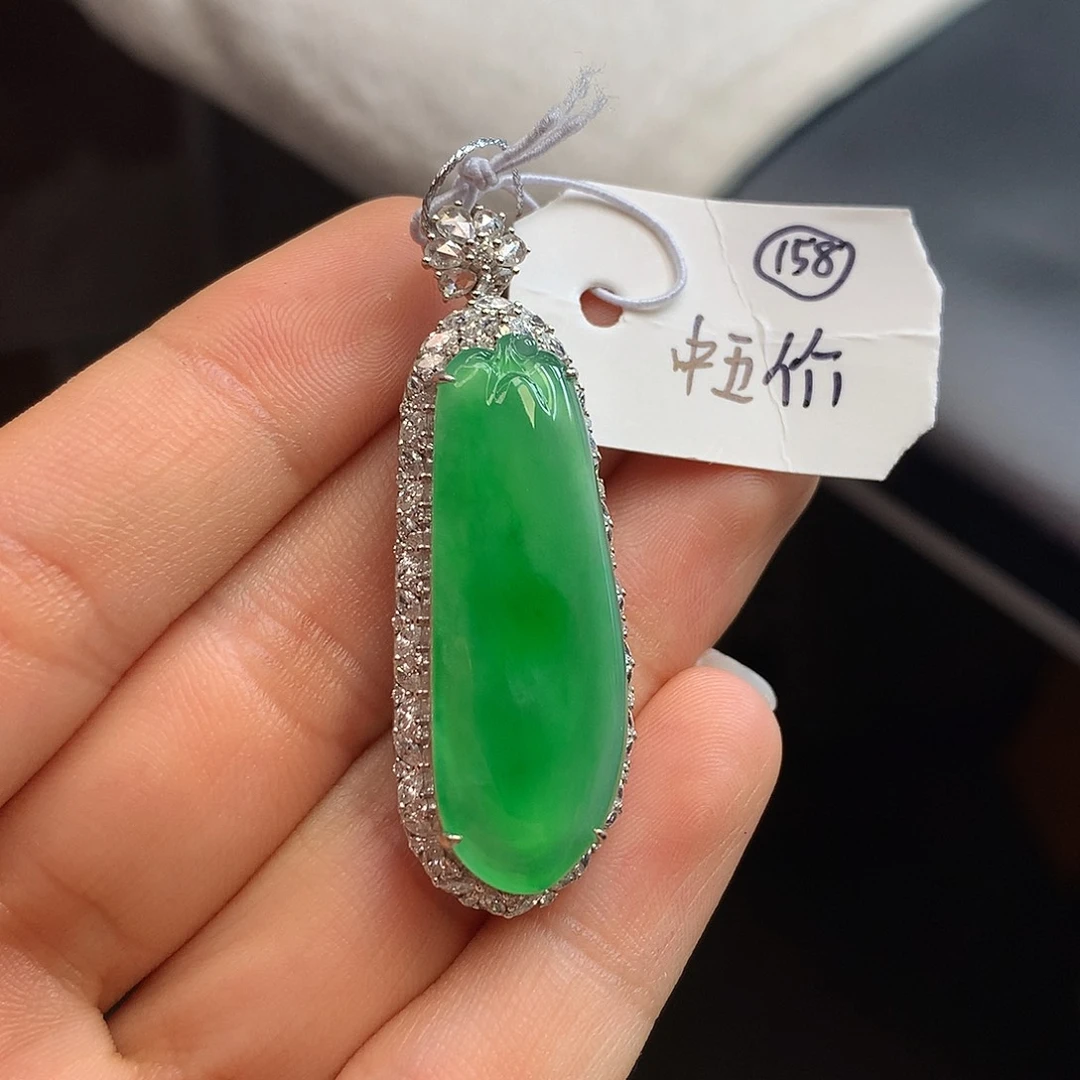 颈饰18K金镶嵌翡翠冰阳绿挂件