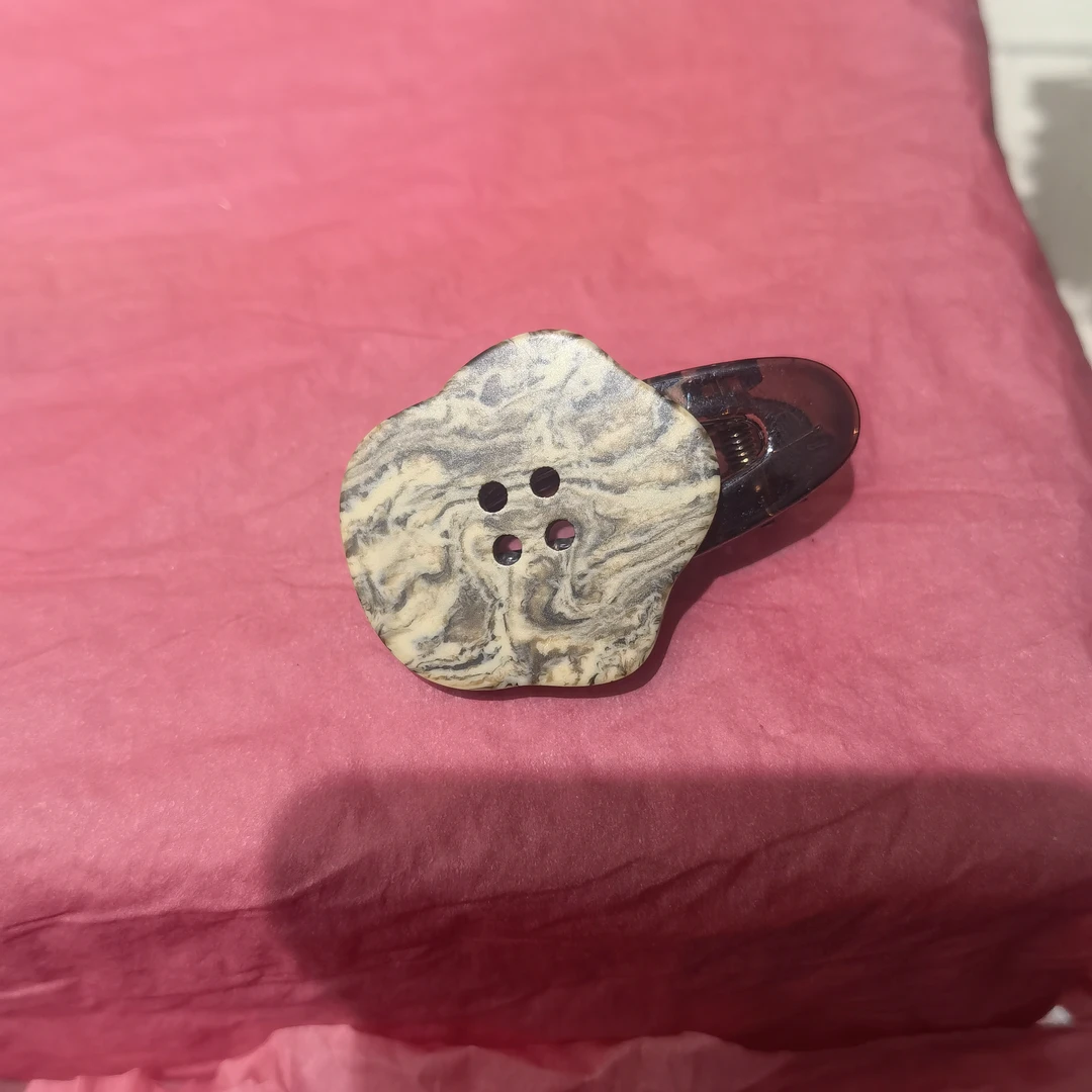 E953咖色晕染大纽扣边夹