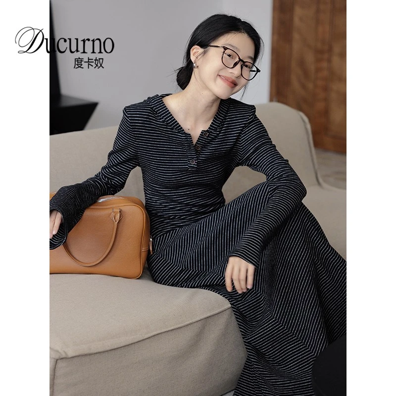 条纹针织洋装连衣裙女秋季2025新款设计感收腰显瘦休闲内搭长裙子