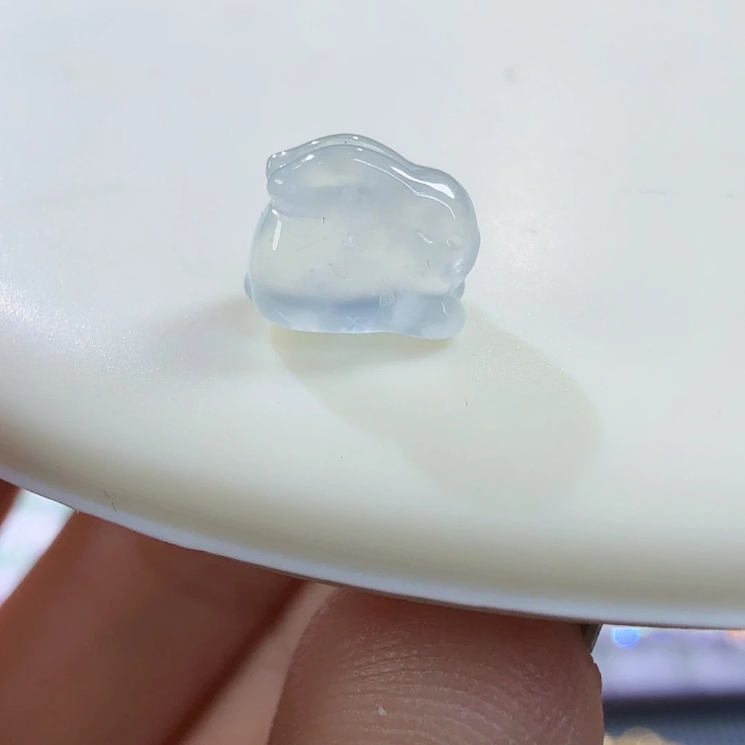 翡翠未镶嵌颈饰兔子