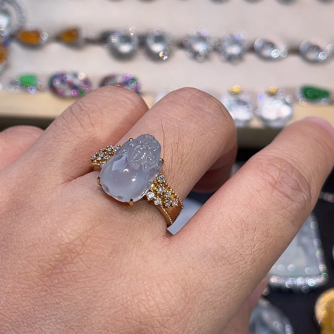 翡翠戒指18K金镶嵌大*盼貔貅