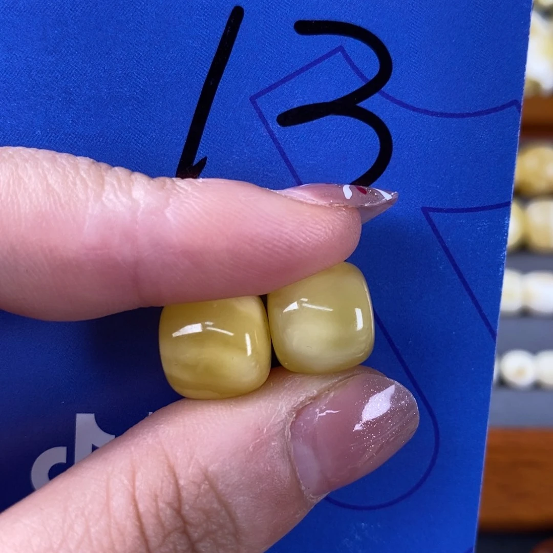 琥珀裸石未镶嵌昆****装蜜蜡