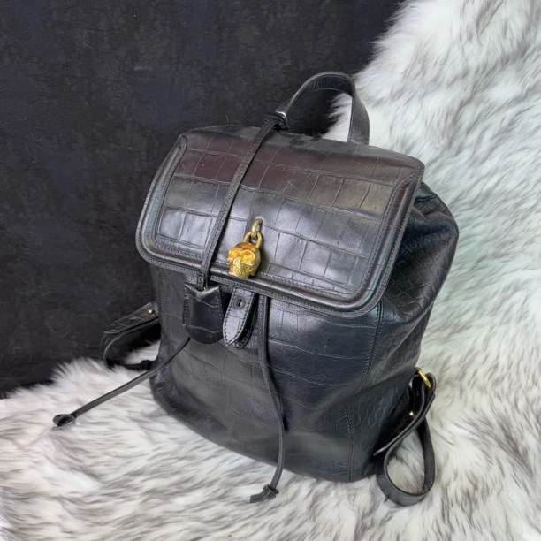 95新 Alexander McQueen/亚历山大·麦昆 黑金鳄压抽绳双肩背包