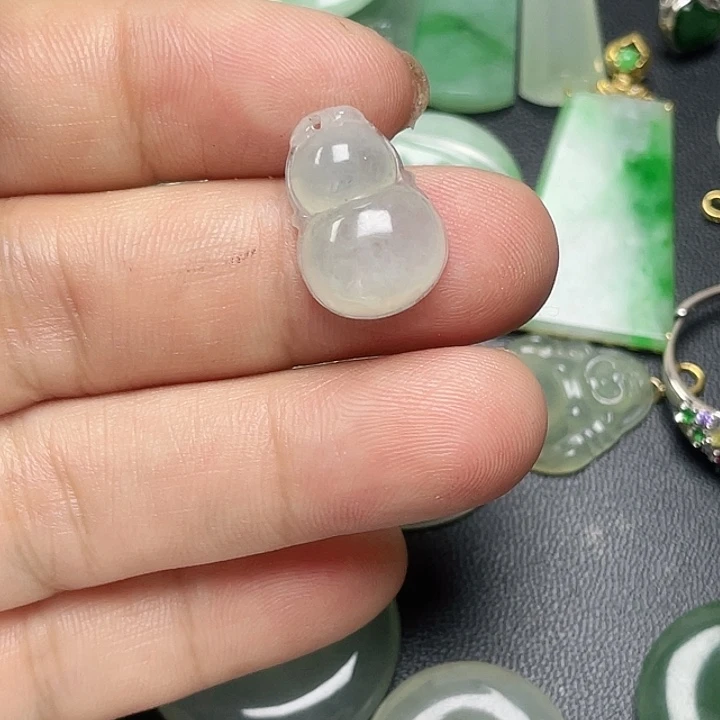翡翠未镶嵌颈饰葫芦