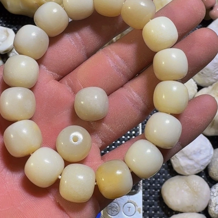 石膏制品新疆哈密的地表蛋白石手串