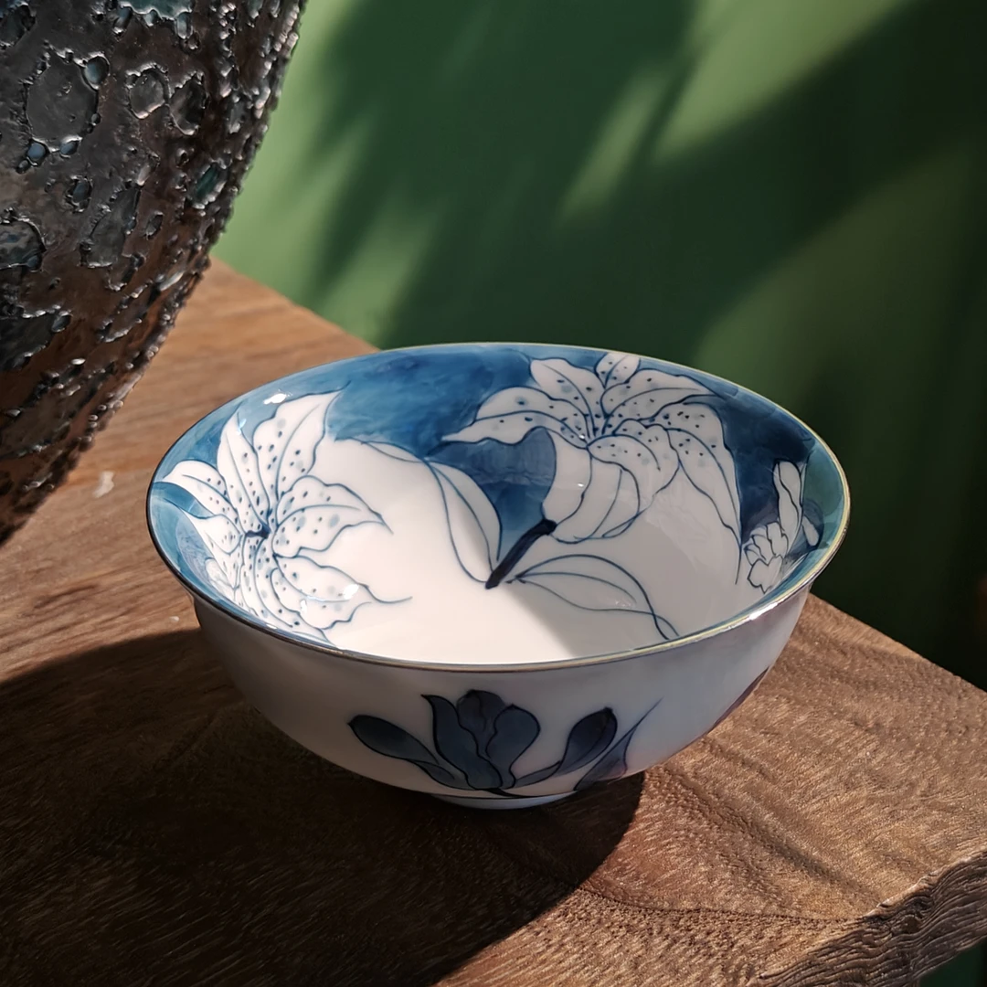 她山她海【白金青花百合普洱杯】纯手绘釉下彩高温瓷主人杯送礼茶杯