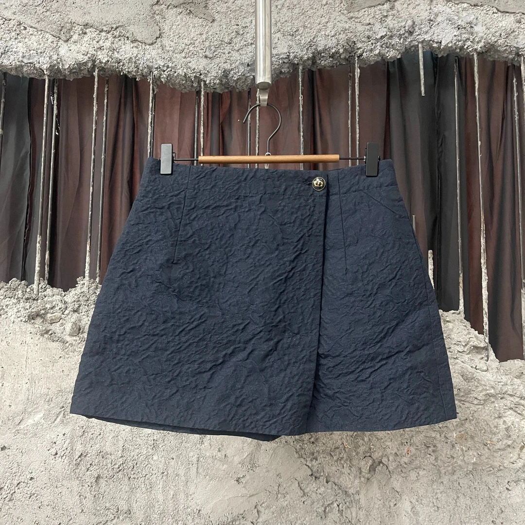 99新 DIOR/迪奥 CD纽扣短裤/36码/99新 百搭时尚 公价1.4w左右