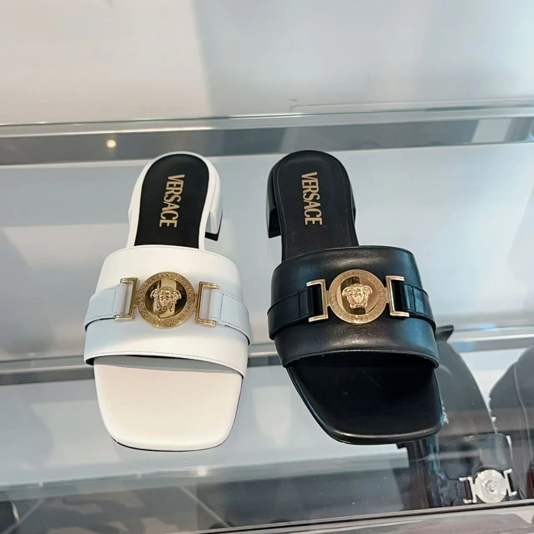 未使用 VERSACE/范思哲 女鞋美杜莎金扣平底凉拖多色