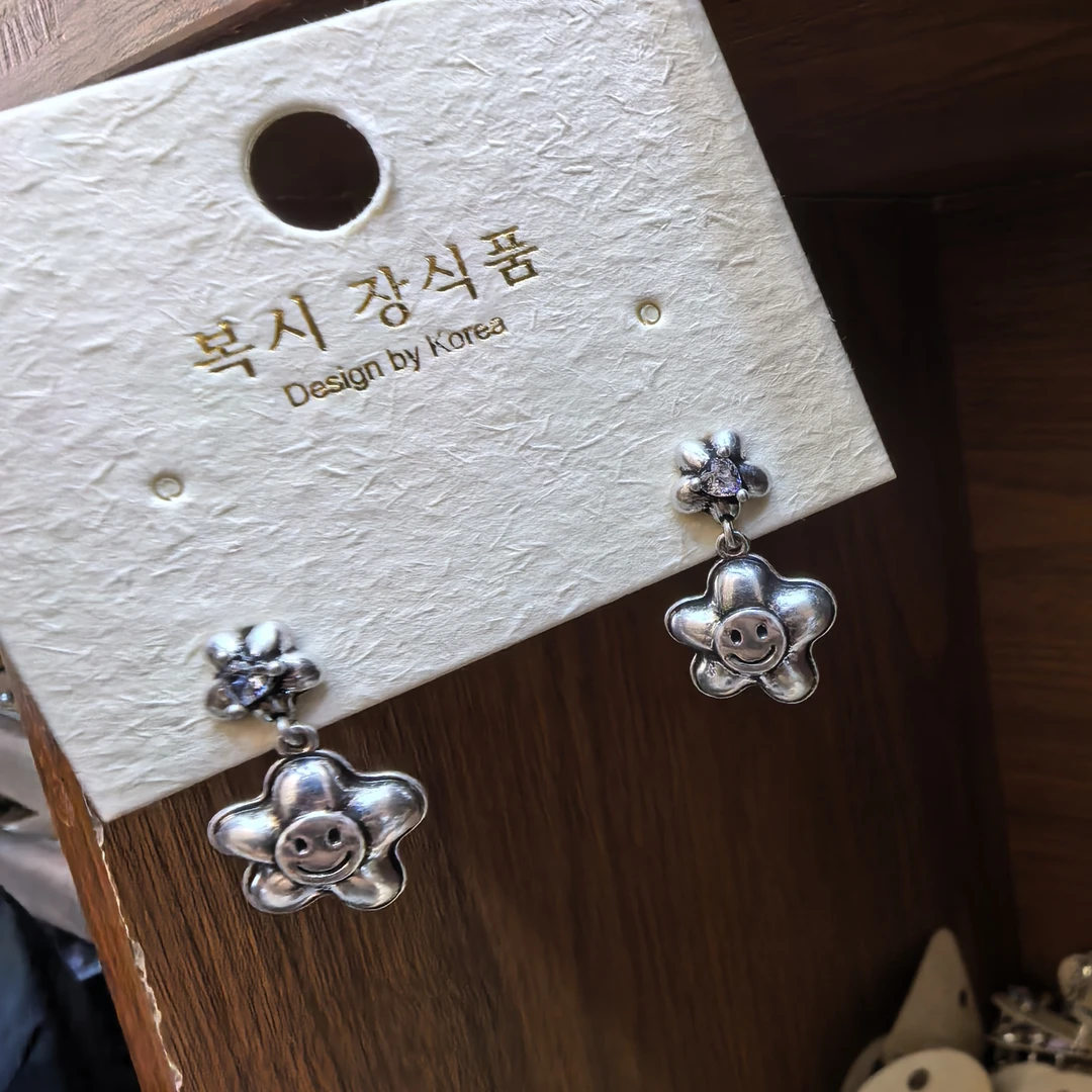 B458银色复古做旧太阳花笑脸闪闪耳钉耳饰