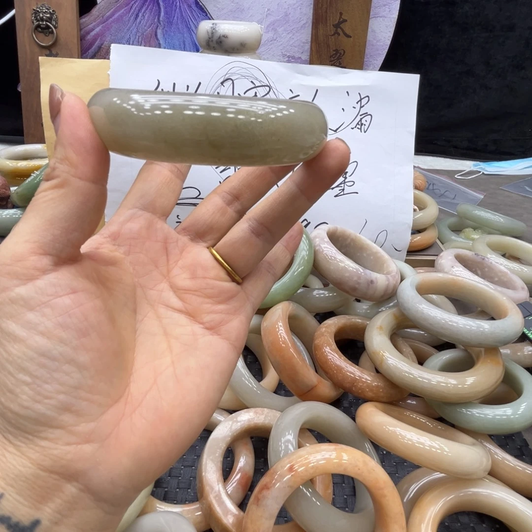 王***子石英质玉未镶嵌手镯