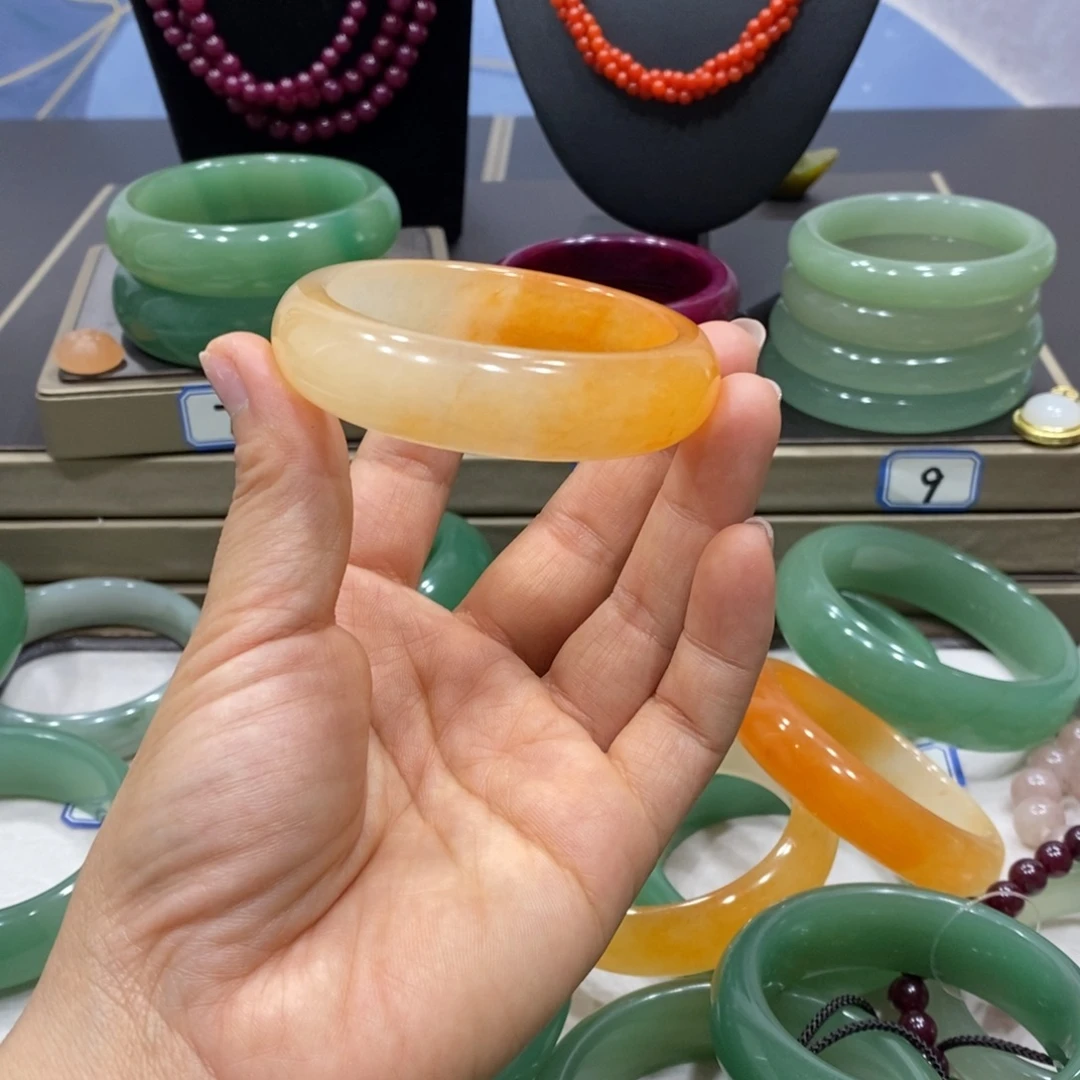 石英岩玉未镶嵌颈饰黄龙玉