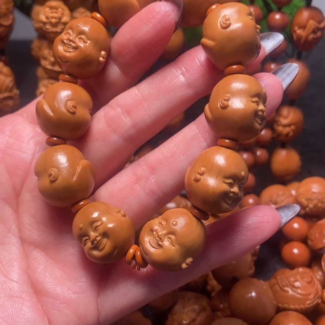 橄榄核吊坠十分开心