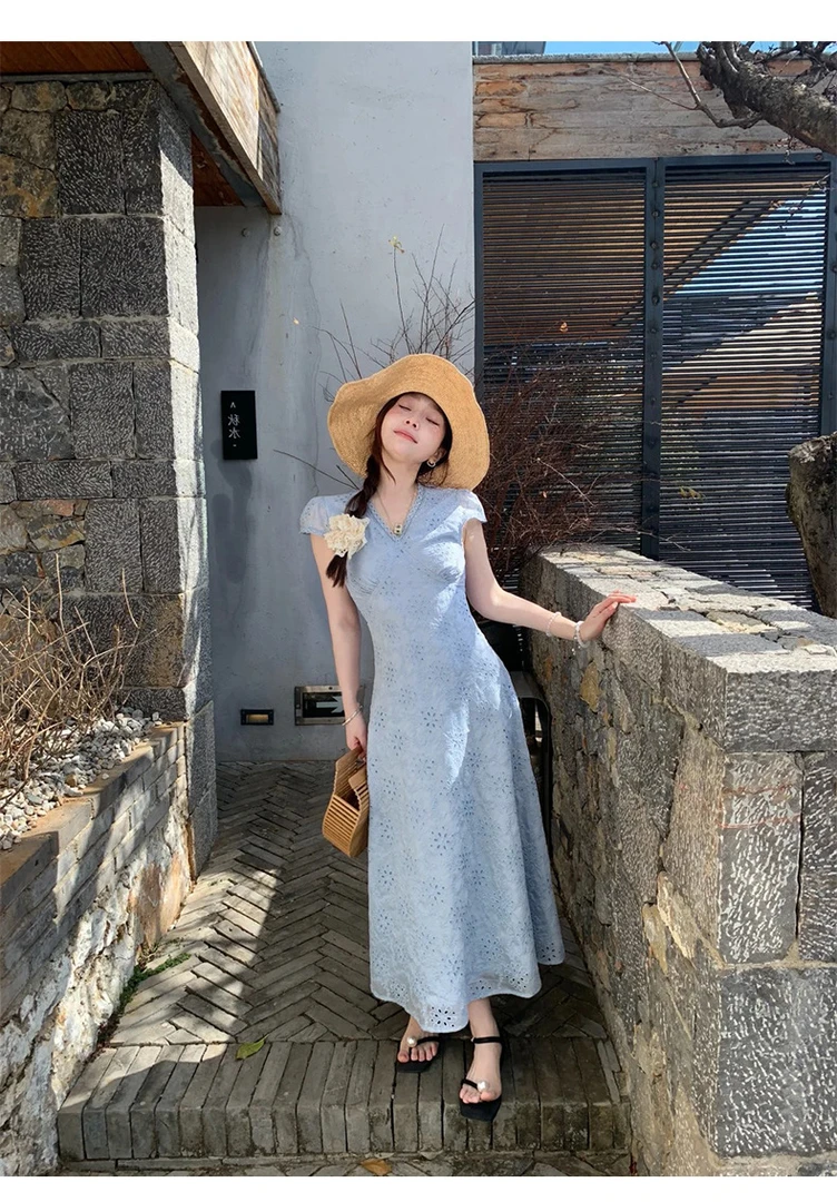 【泡菜】- 夏季新款法式甜美刺绣镂空收腰显瘦V领长款连衣裙