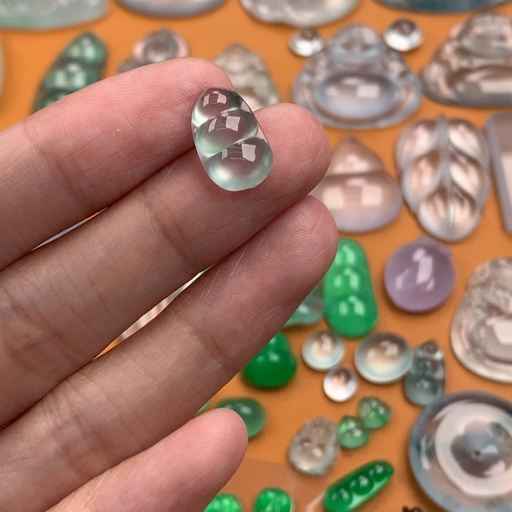 翡翠挂件未镶嵌…..