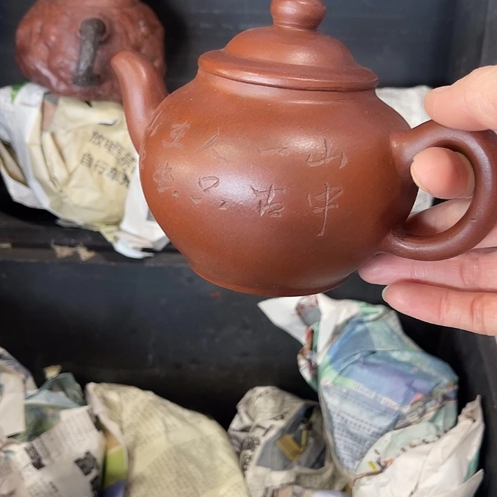 茶壶紫泥原矿泥料手工制作的一把紫砂壶。