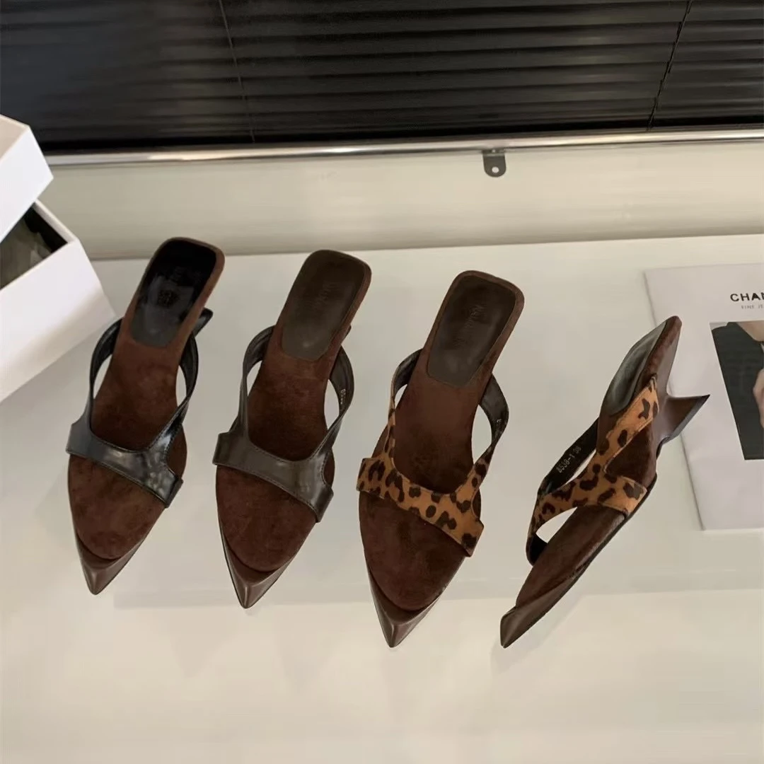 2025夏季新款小众豹纹坡跟凉鞋时尚百搭尖头外穿法式一字凉拖女