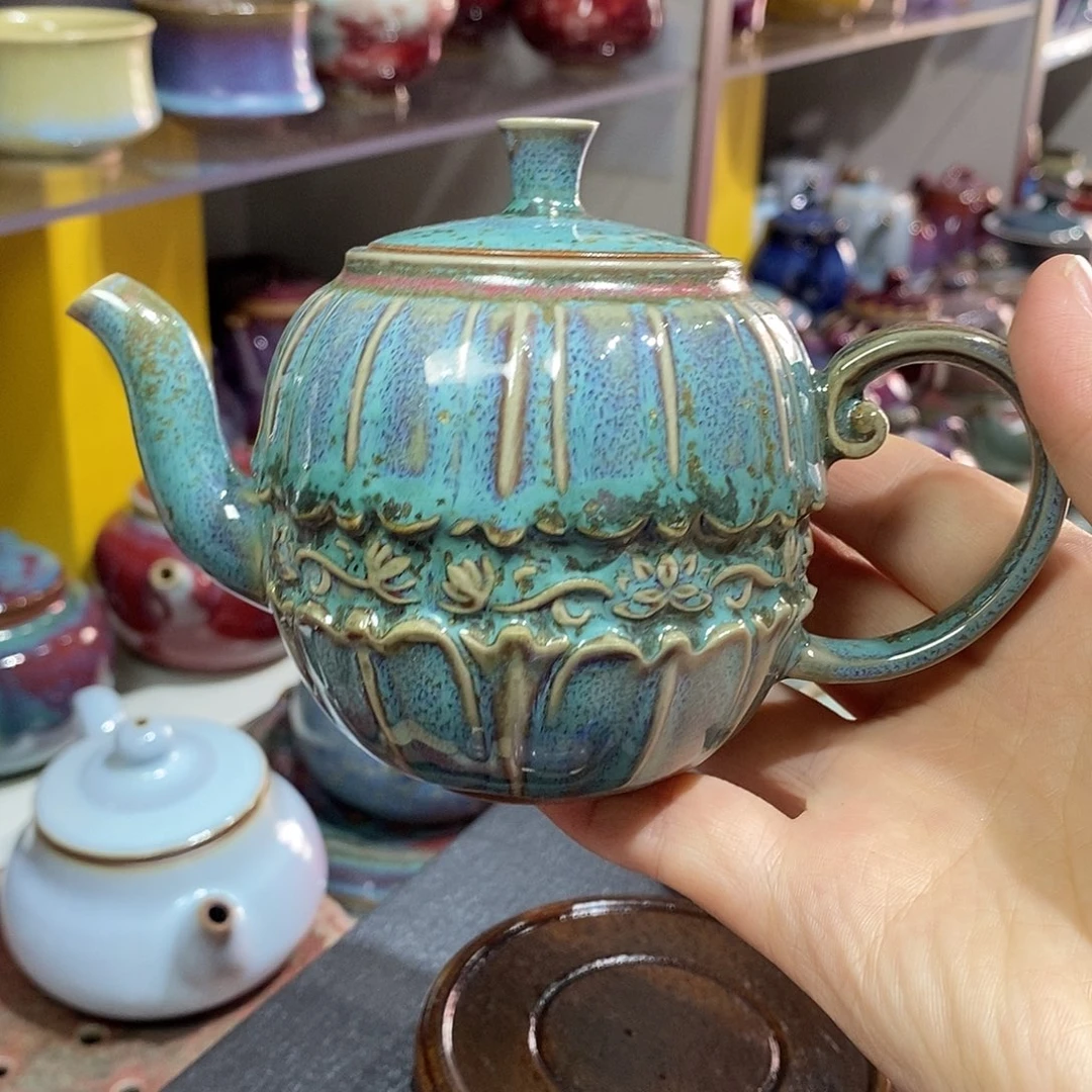 钧瓷瓶身为圆孔的