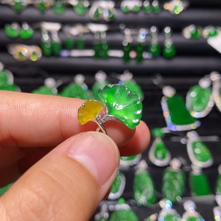 18K金镶嵌戒指翡翠天然翡翠