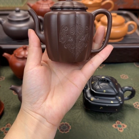 紫砂茶壶汲直刻绘款