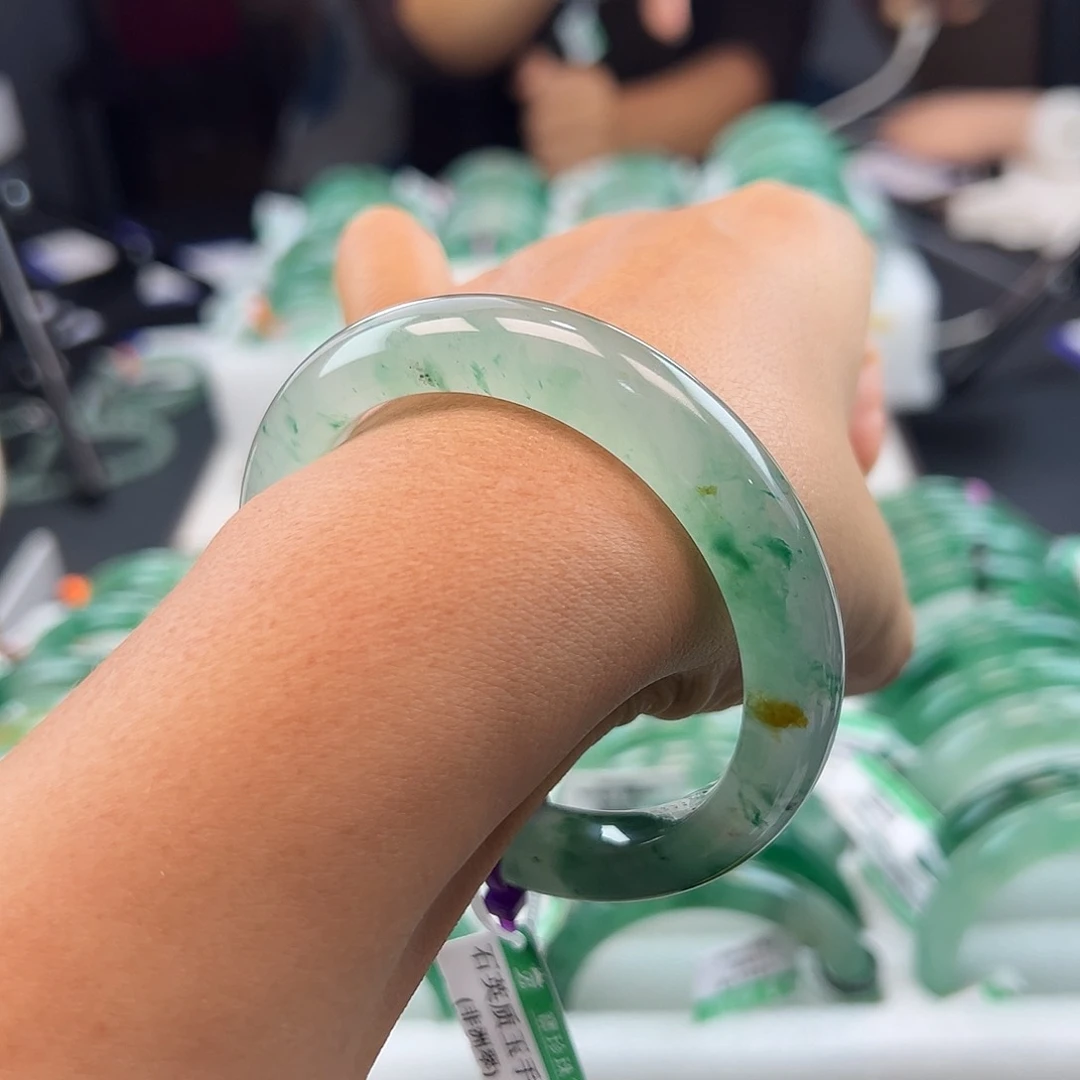 未镶嵌手镯石英质玉