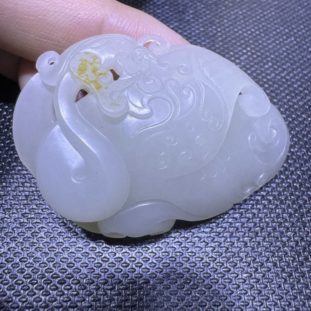 新疆和田玉精品凤佩 做工精细 俏色巧雕