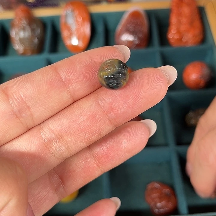 南红玛瑙合金颈饰黑黄浆兽面