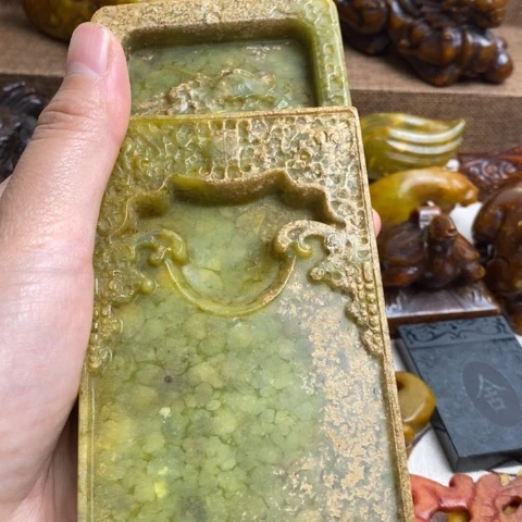 高***鹤蛇纹石玉未镶嵌颈饰