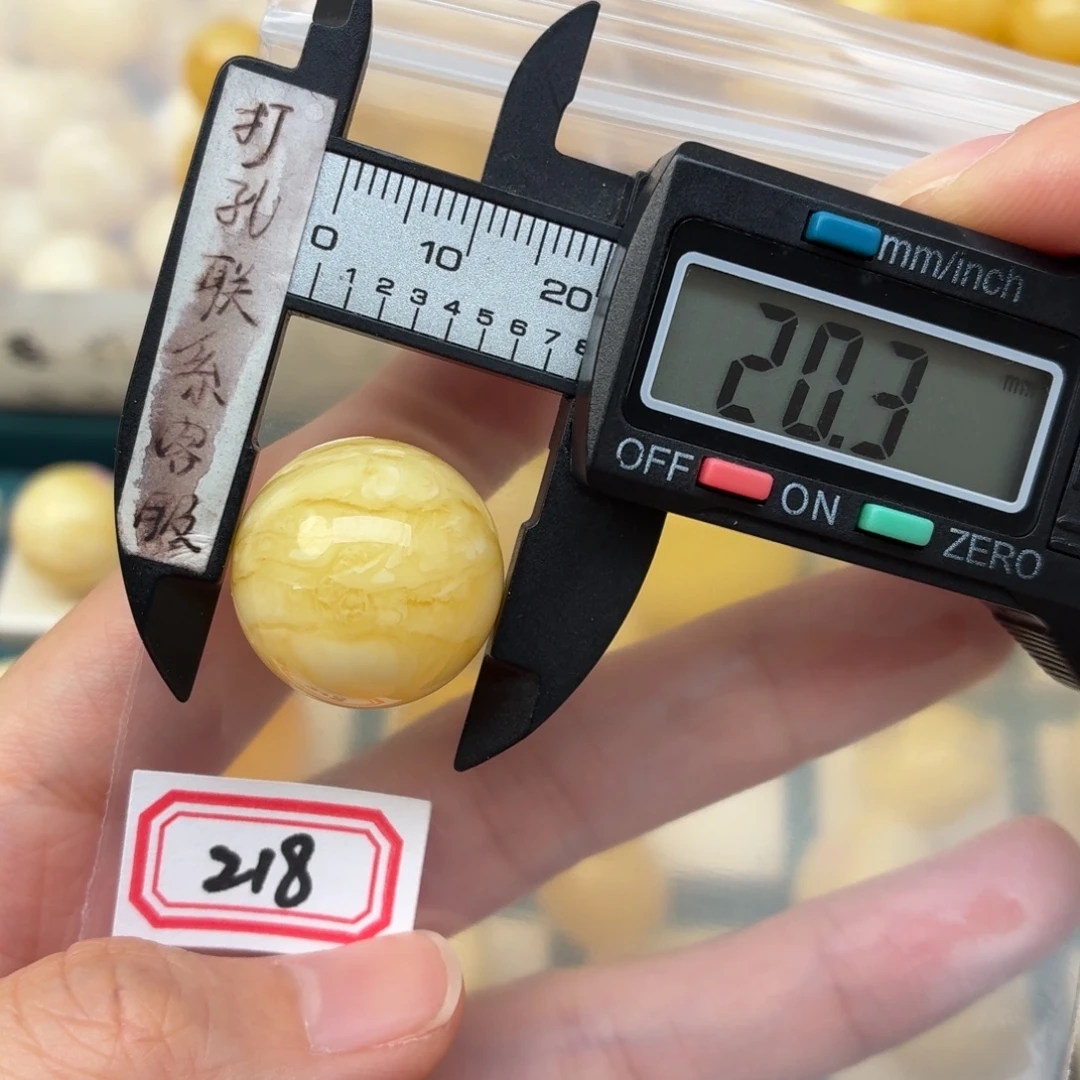 衣***力蜜蜡未镶嵌裸石微瑕