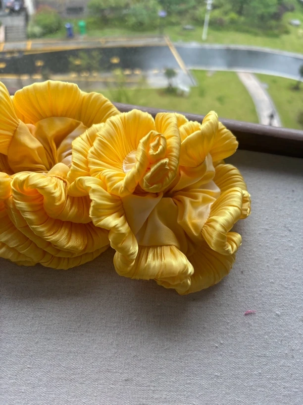 像绣球一样的黄色发圈