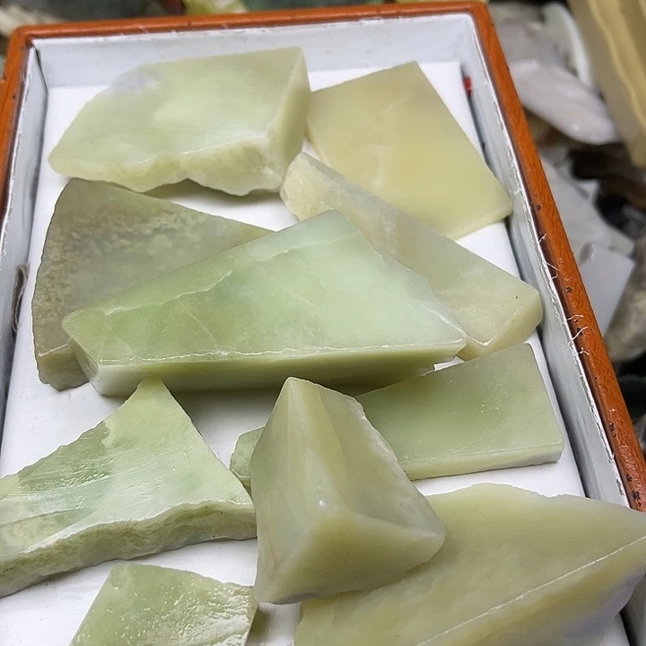 未镶嵌和田玉（糖玉）珠宝奇石有****。