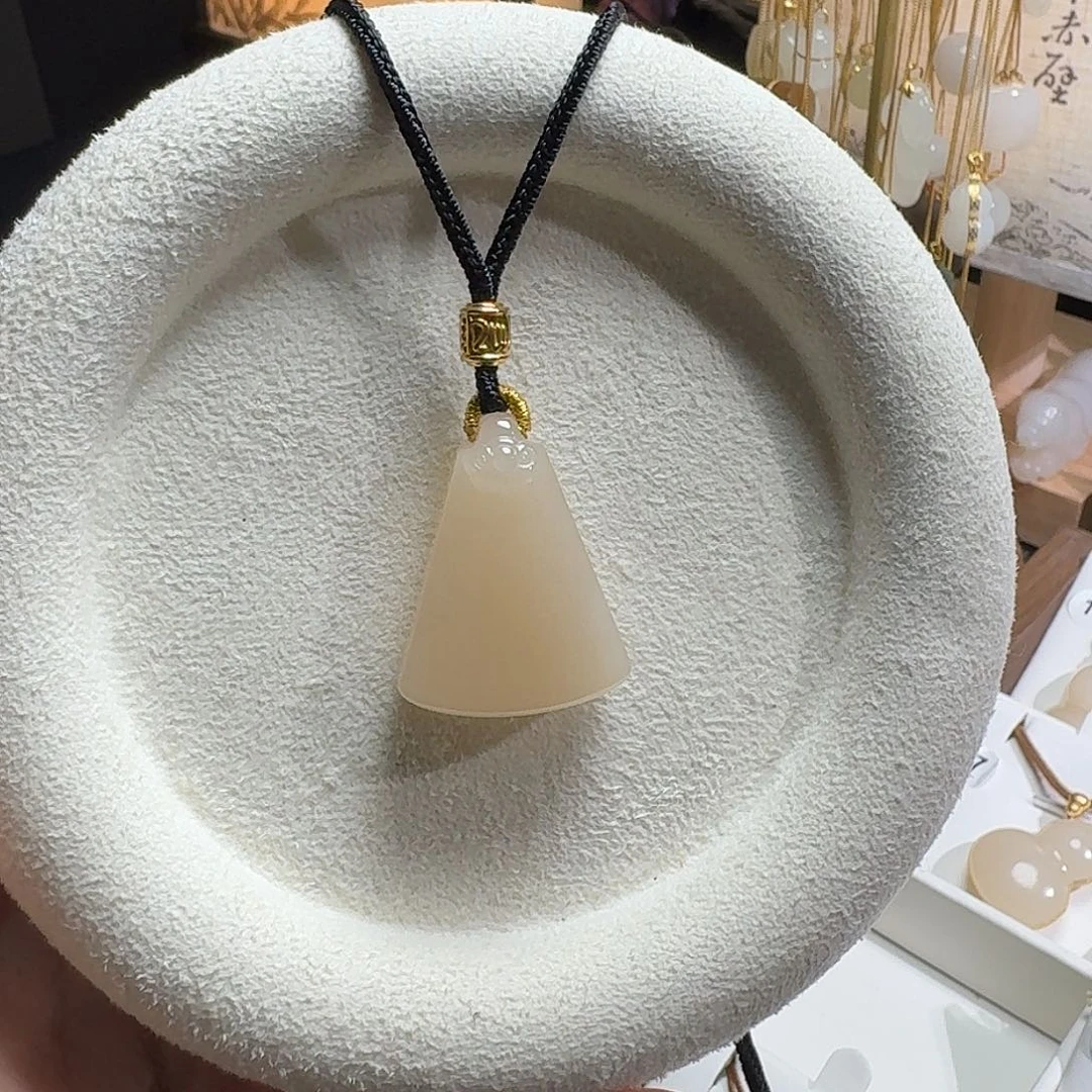 瑾***瑾和田玉未镶嵌颈饰称心如意