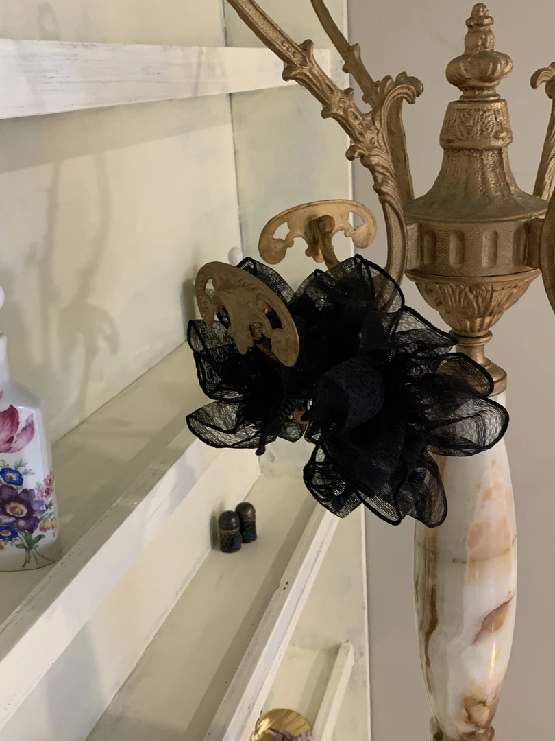 【un Reality】黑天鹅小众蕾丝法式宫廷优雅经典贵气香蕉夹