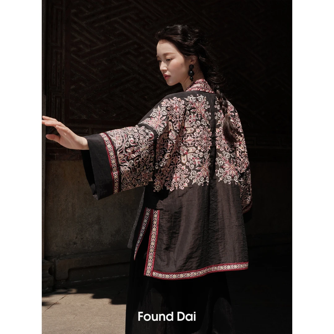 新中式 花溪苗绣风格刺绣 | 150万针重工刺绣 | 廓形感外套