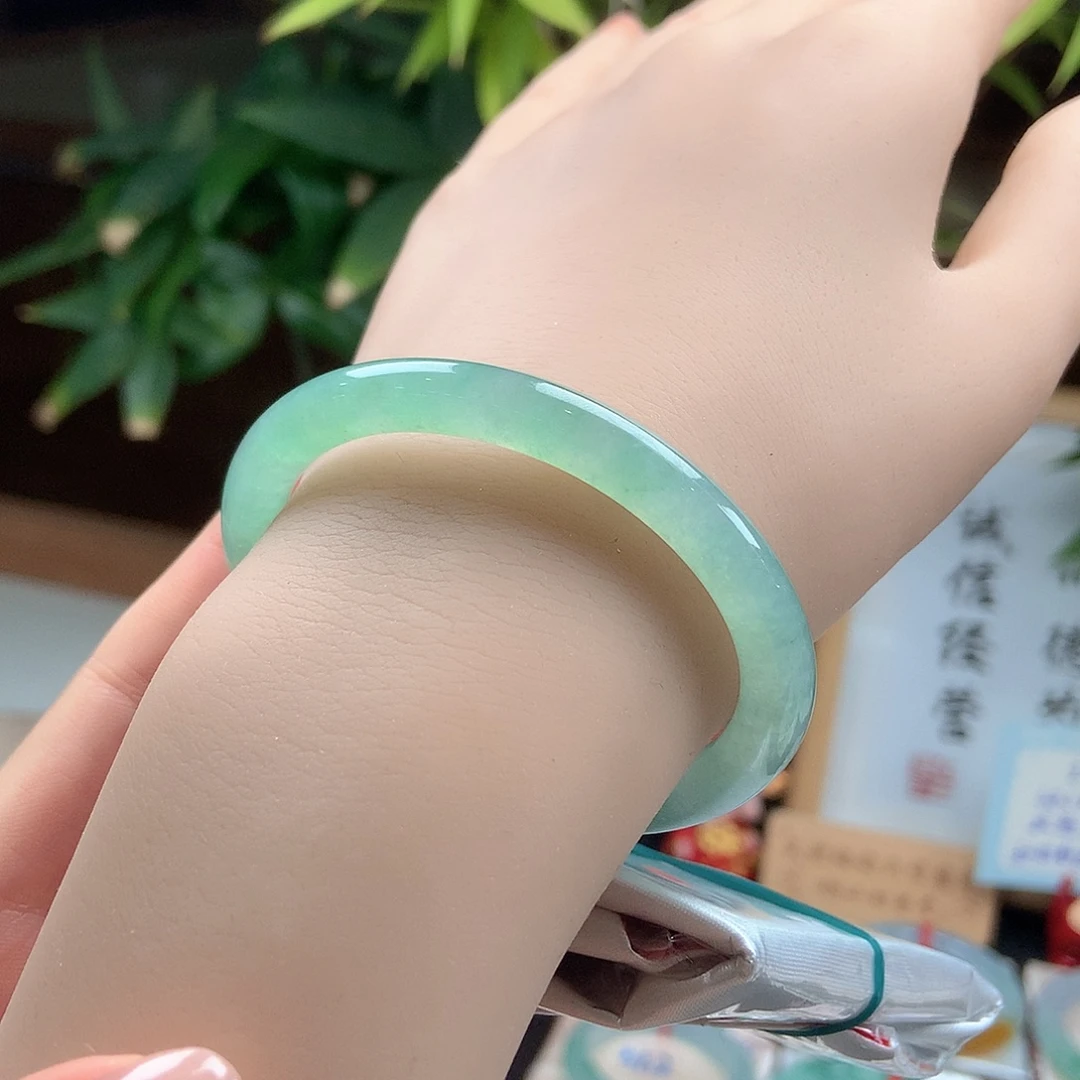 翡翠未镶嵌手镯冰绿种水贵妃77号