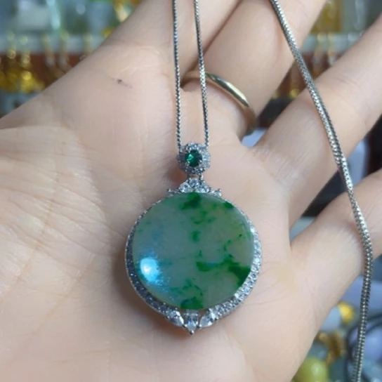 翡翠未镶嵌颈饰冰漂花圆牌