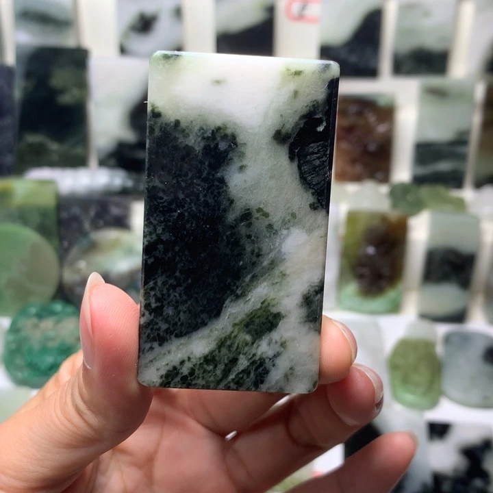 独山玉未镶嵌颈饰