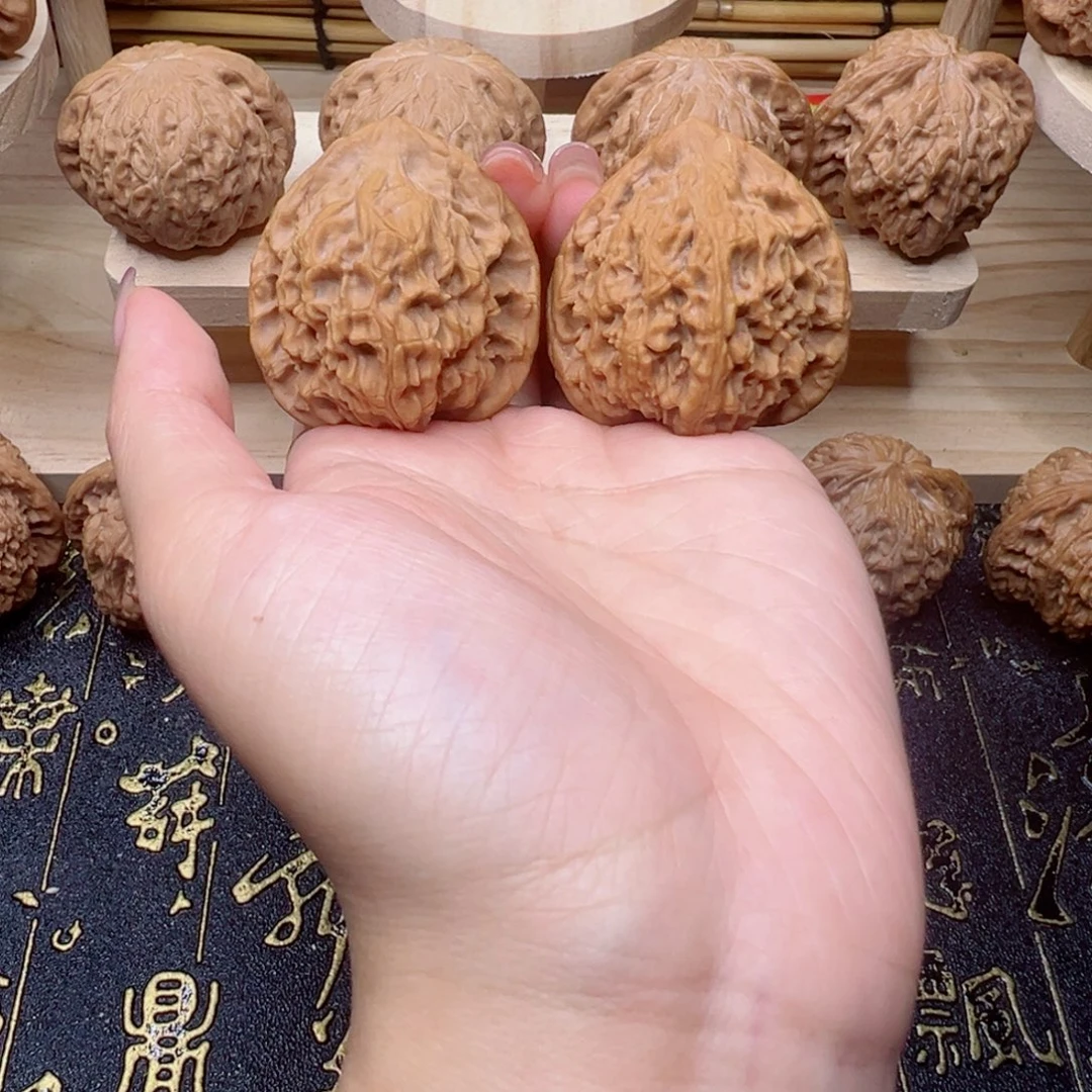 桃核吊坠红狮子40手把件