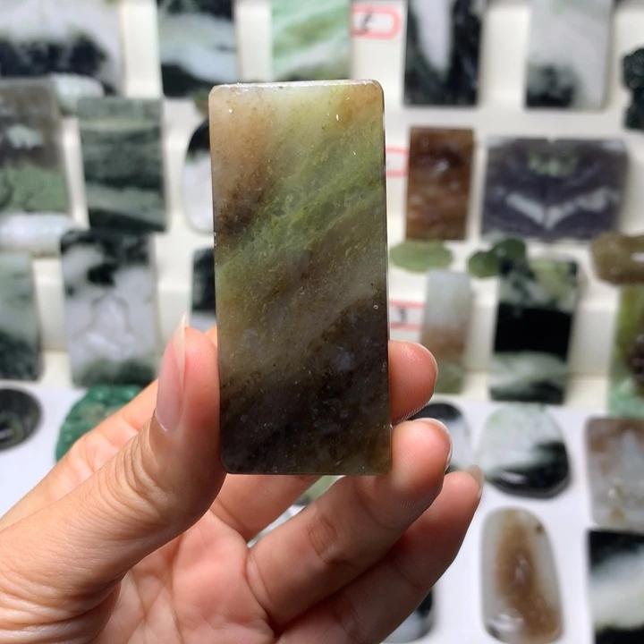 独山玉未镶嵌颈饰