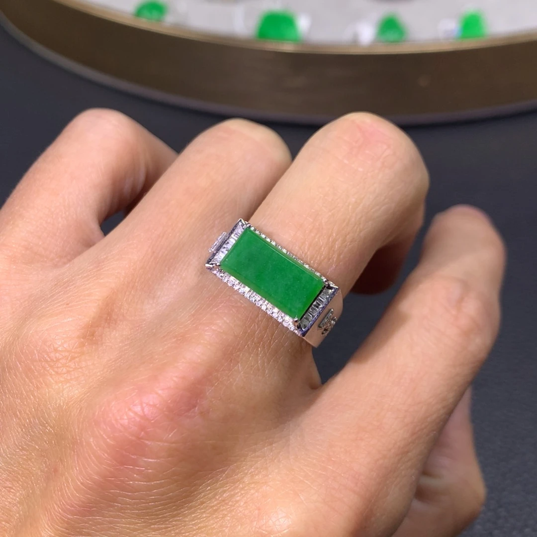 翡翠戒指18K金镶嵌翡翠