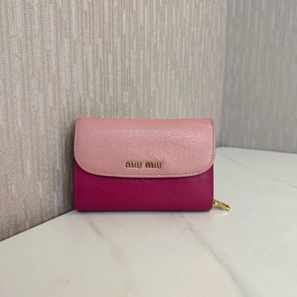 95新 MIU MIU/缪缪 一桃/缪缪 翻盖折叠拉链钱包