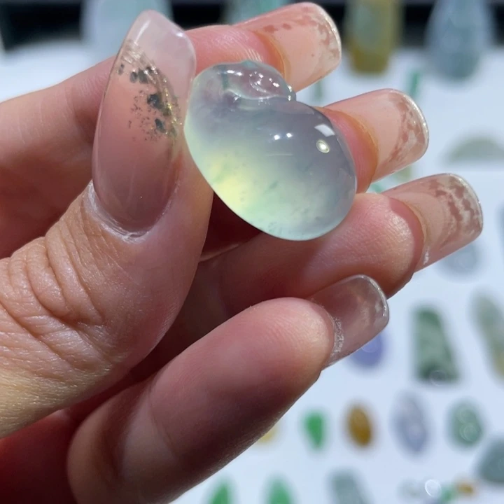 翡翠未镶嵌颈饰米袋