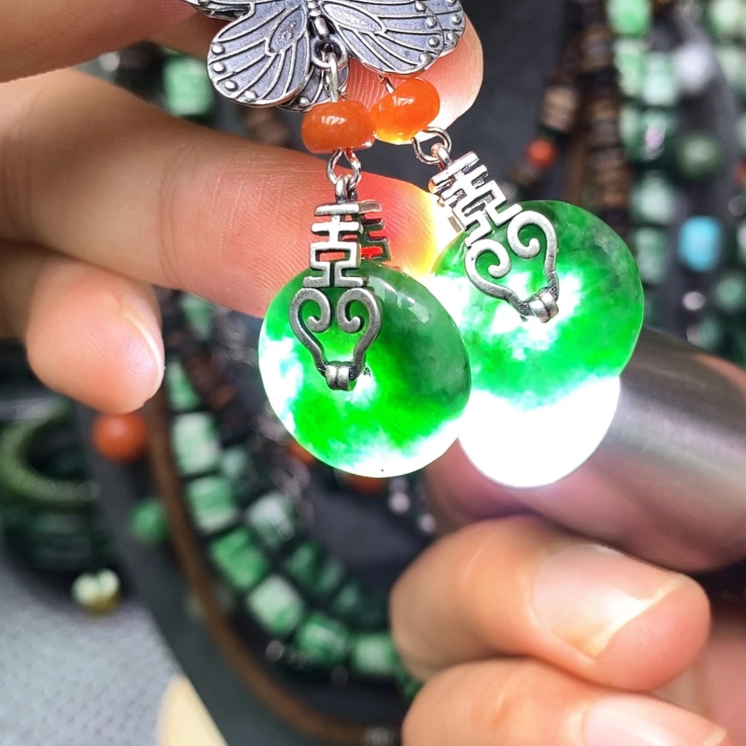未镶嵌翡翠耳饰漂亮美眉