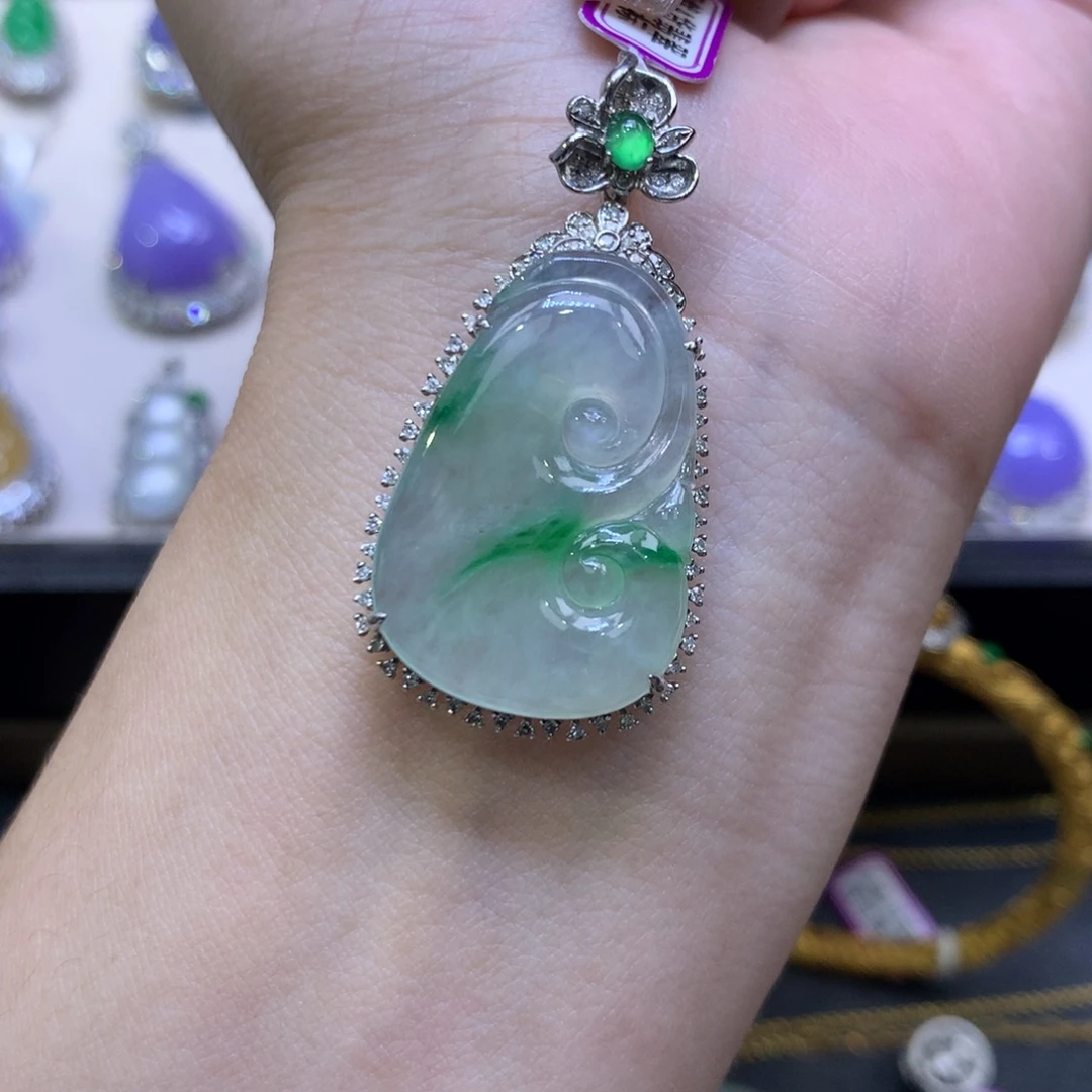 翡翠18K金镶嵌颈饰