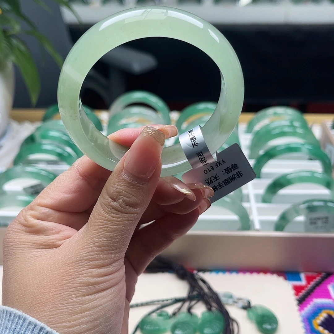 石英质玉（非洲翠）未镶嵌手镯