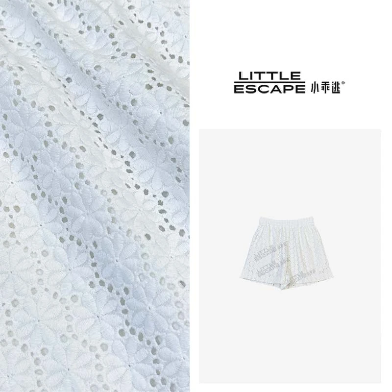 小乖逃白色短裤花朵镂空弹力松紧带白色套型装短裤 B6035