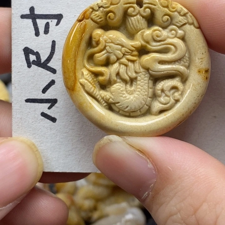 硅化珊瑚（珊瑚玉）未镶嵌颈饰