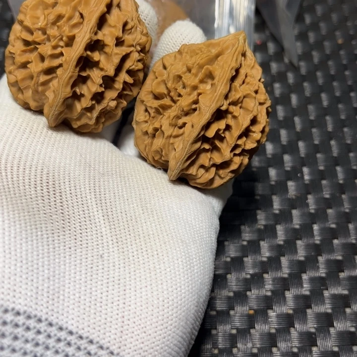 文玩核桃吊坠招财鼠