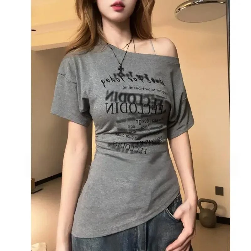 美式纯欲设计感不规则斜肩印花短袖t恤夏季新款收腰露肩辣妹上衣